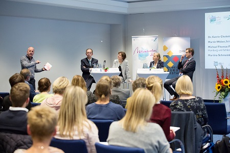 Interview-Panel mit Michael Fröhlich, UVNord, Martina Schmeink, ddn e. V., Dr. Katrin Cholotta, Bundesministerium für Arbeit und Soziales und Martin Weber, Behörde für Arbeit, Soziales, Familie und Integration (v. l. n. r.)