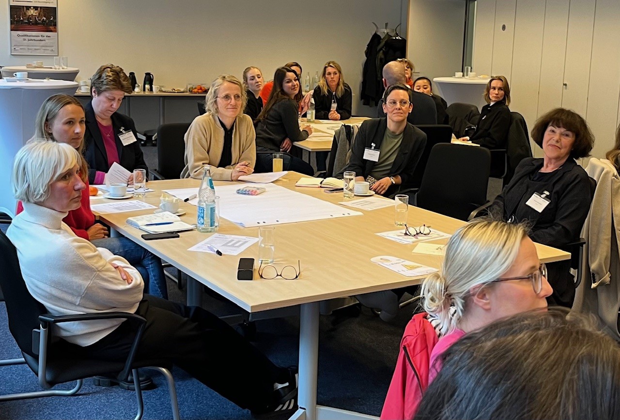 Daniel-Vincent Seeger am Thementisch im Gespräch