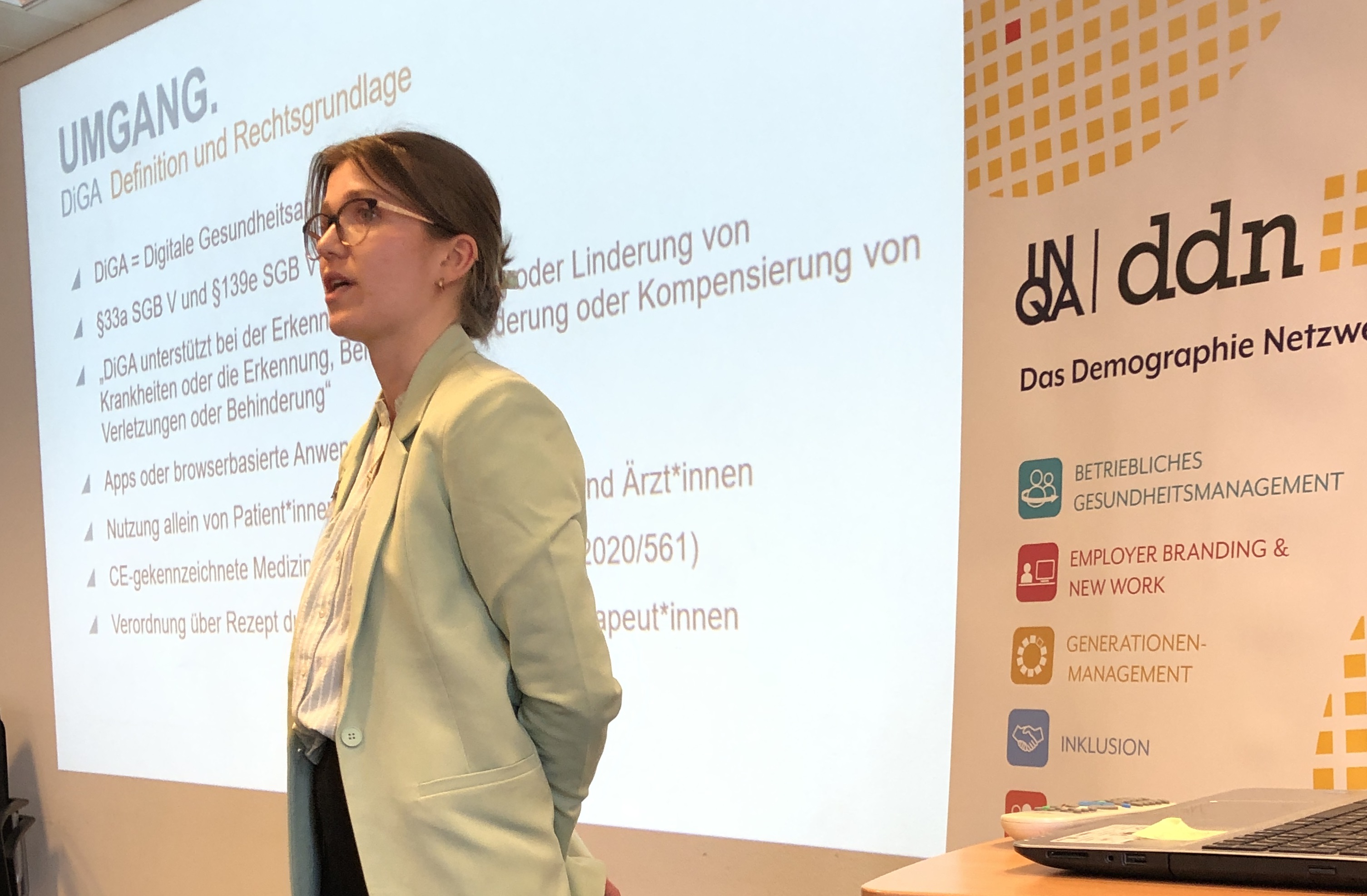 Hannah Funk, BEM-Beraterin bei der FAW, beantwortet eine Publikumfrage vor ihrer Präsentation.