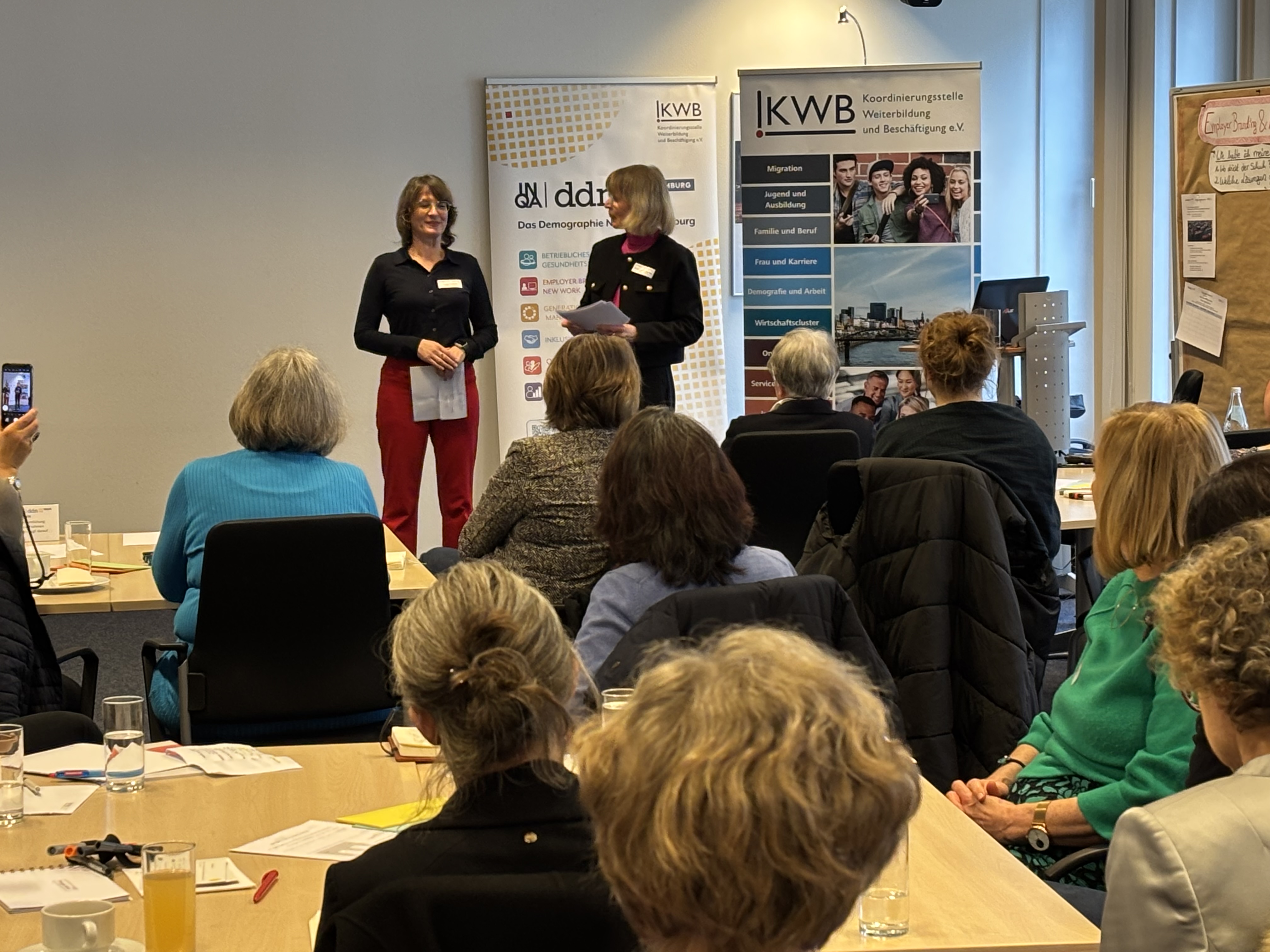 Claudia Hillebrand und Susanne Sabisch-Schellhas bei ihrem Interview auf der Bühne.