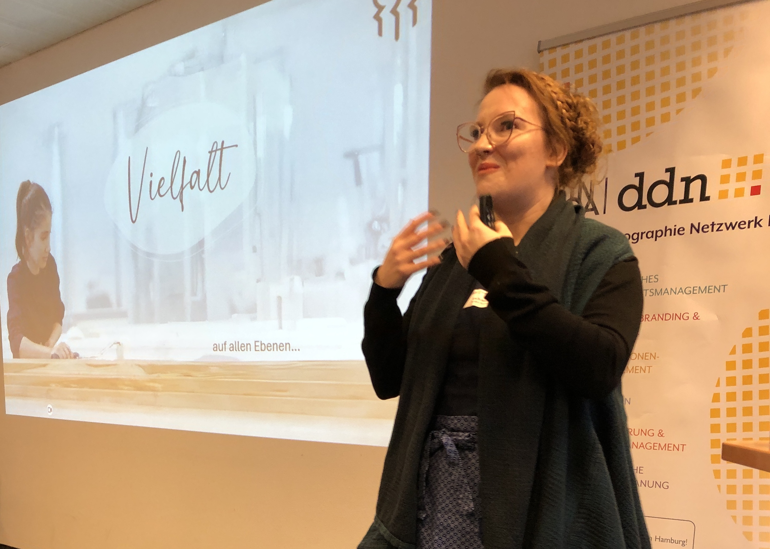 Lea Schemling steht vor ihrer Präsentation.