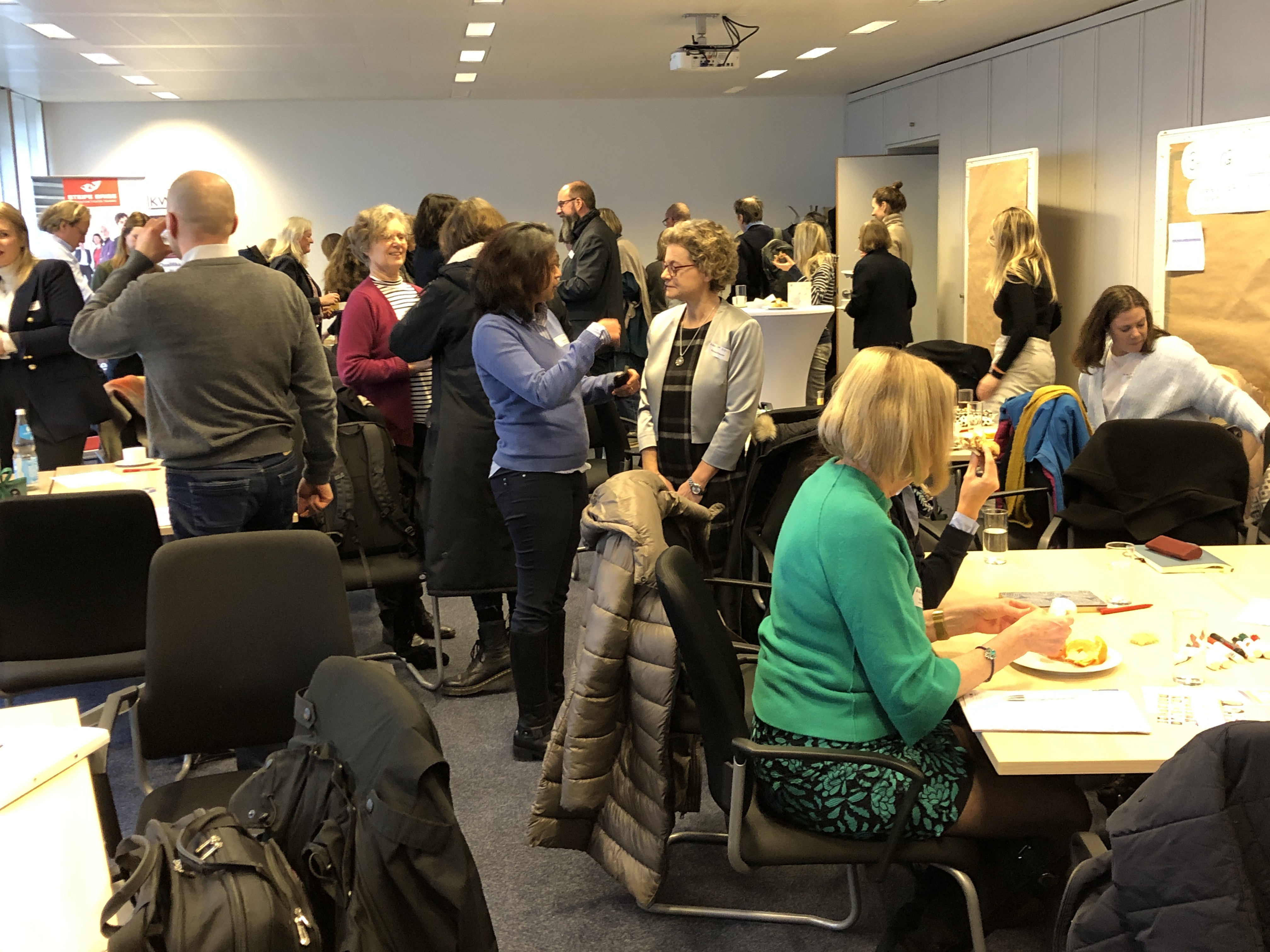 Foto der Teilnehmenden beim Netzwerken.