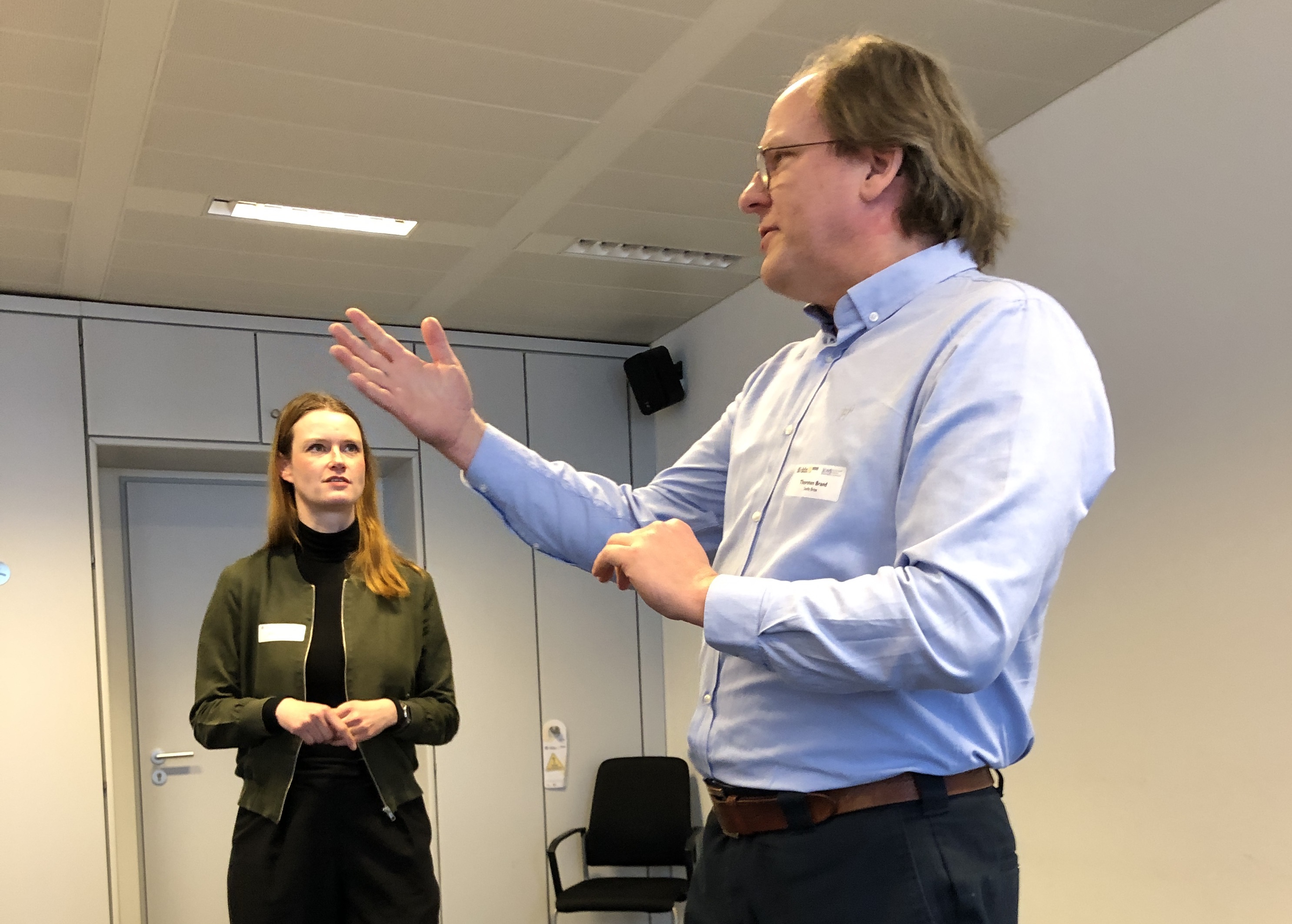 Die beiden Darsteller des Improvisationstheaters Steife Brise in Aktion.